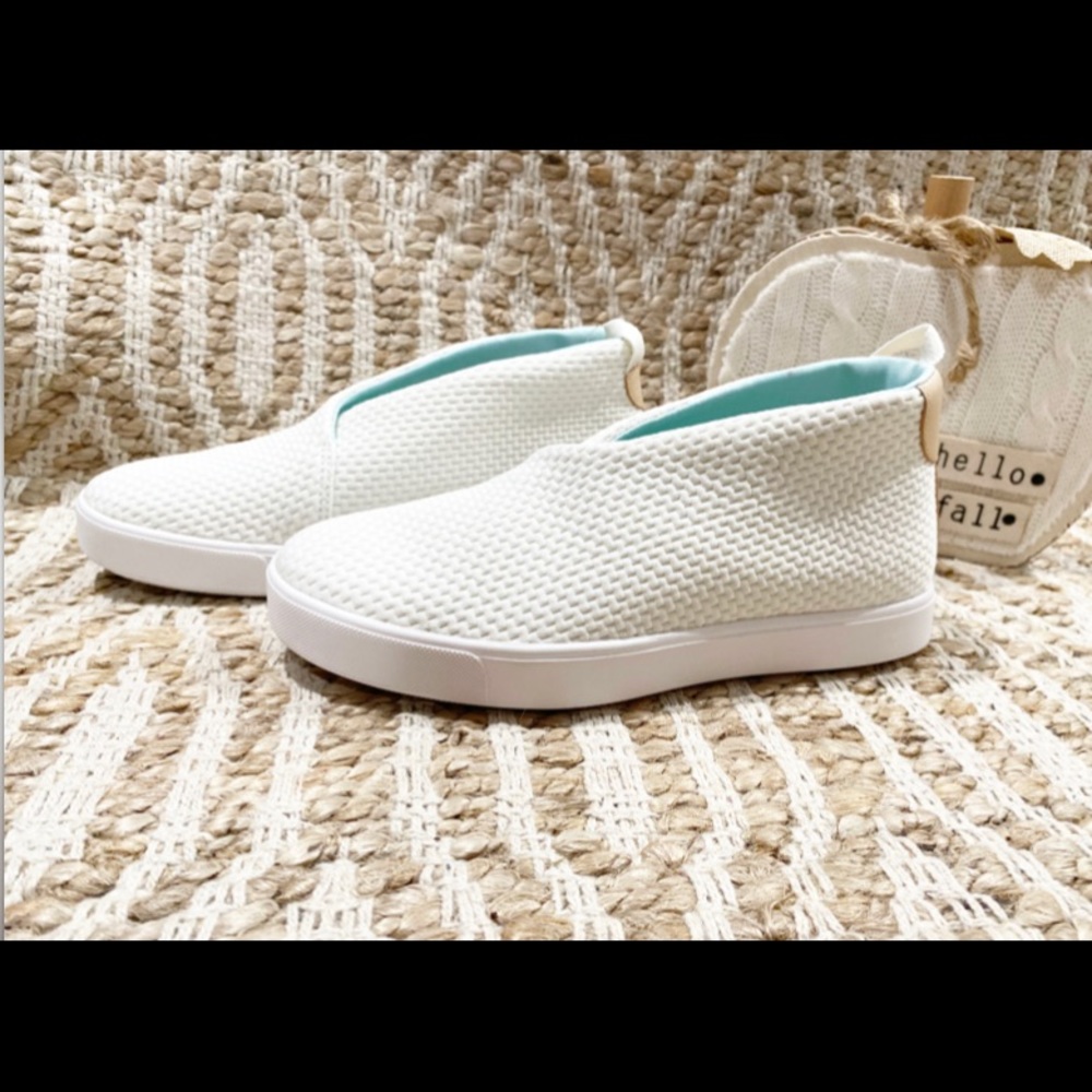 NWOT! Under Amour modern court mid slide on shoes